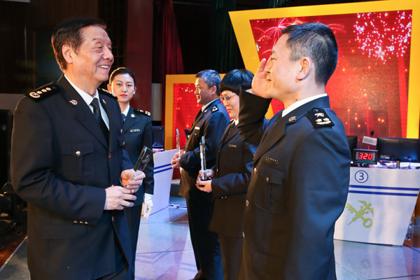 图为:海关总署领导于广洲为获奖单位和个人颁奖 王震/摄