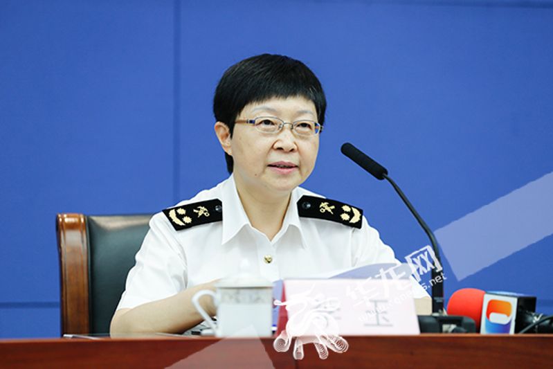 重庆海关副关长、新闻发言人李玉发布相关信息。华龙网-新重庆客户端首席记者李文科摄