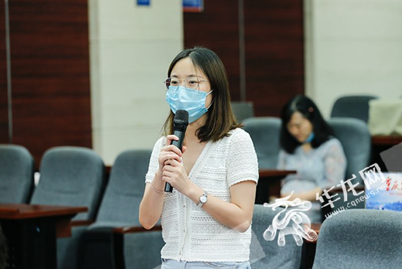 华龙网-新重庆客户端记者现场提问。华龙网-新重庆客户端首席记者李文科摄