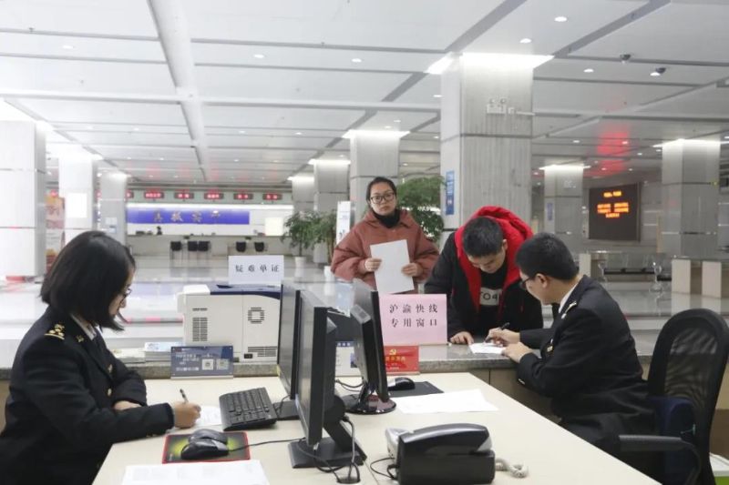“沪渝直达快线”专用窗口 重庆海关供图 “沪渝直达快线”专用窗口 重庆海关供图