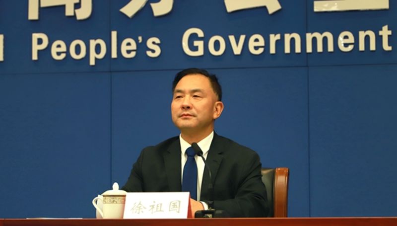 市政府新闻办新闻发布处处长徐祖国主持新闻发布会