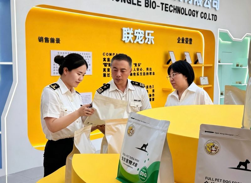 汉中海关关员对陕南地区首次出口宠物饲料实施现场监管